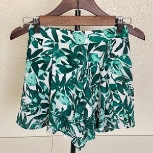 Vestí que Green Leaf Print Shorts
